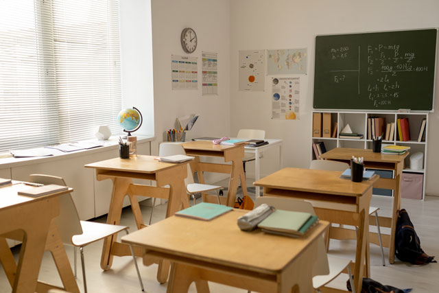 Gro&szlig;klasse-in-intensive School-School-With-Rows-Desks